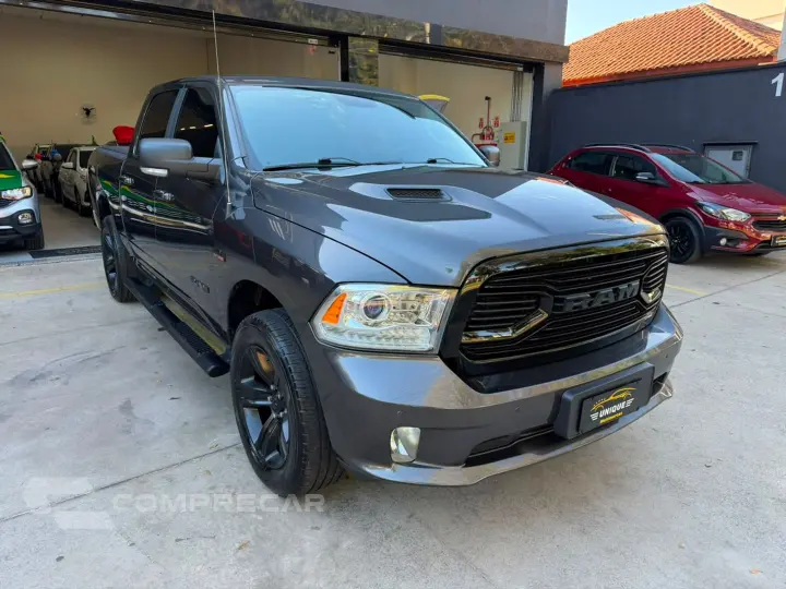 Classic 5.7 V8 Gasolina Laramie Night Edition Cd 4X4 Automát