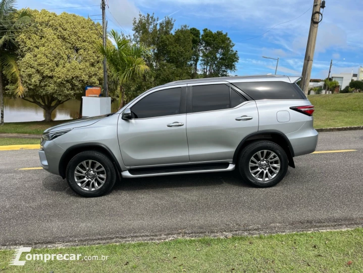 HILUX SW4 2.8 D-4D TURBO DIESEL SRX 7L 4X4 AUTOMÁTICO