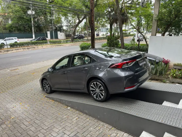 COROLLA 1.8 VVT-I Hybrid Altis Premium