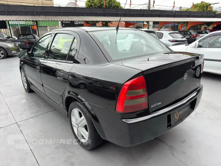 ASTRA 1.8 MPFI Comfort Sedan 8V