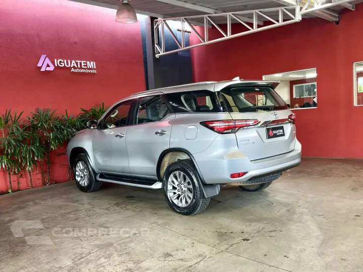 HILUX SW4 2.8 D-4D TURBO DIESEL SRX 7L 4X4 AUTOMÁTICO