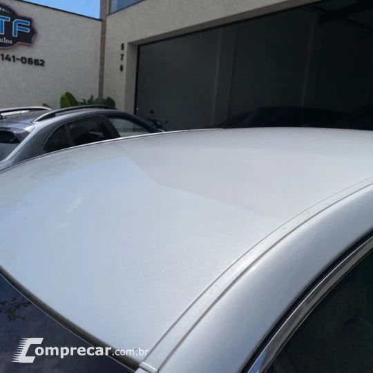 AZERA 3.3 MPFI GLS Sedan V6 24V
