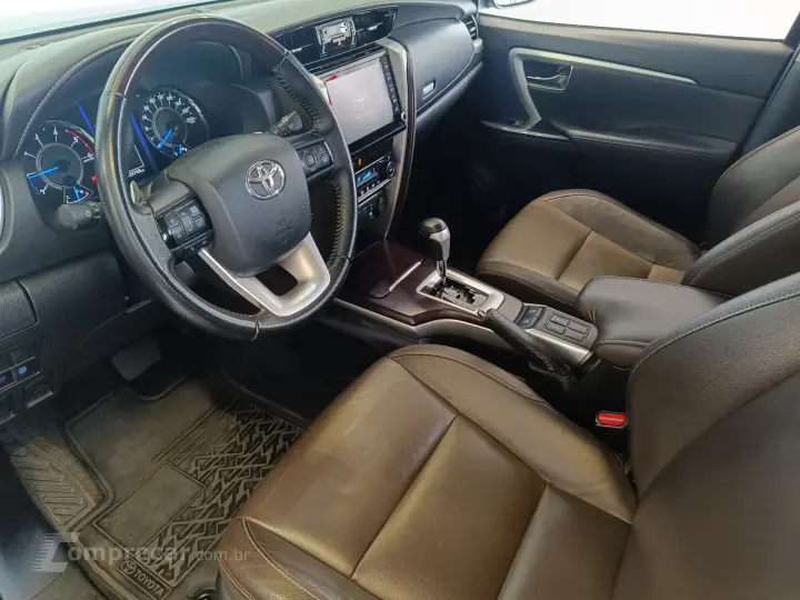 HILUX SW4 2.8 SRX 4X4 7 LUGARES 16V TURBO INTERCOOLER 4P AUT