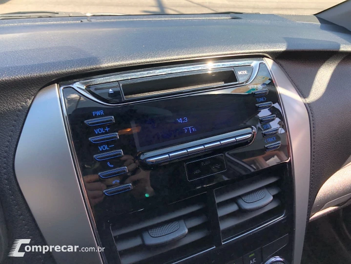 Yaris 1.5 16V Flex Sedan Xl Live Multidrive