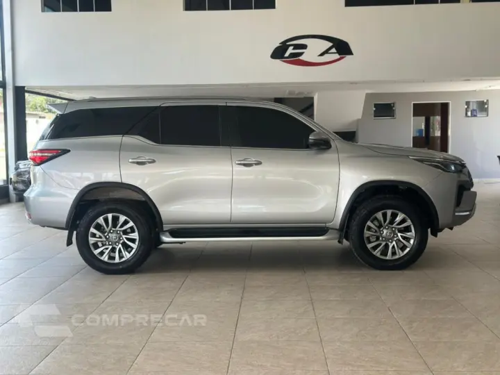 HILUX SW4 2.8 D-4D TURBO DIESEL SRX 7L 4X4 AUTOMÁTICO