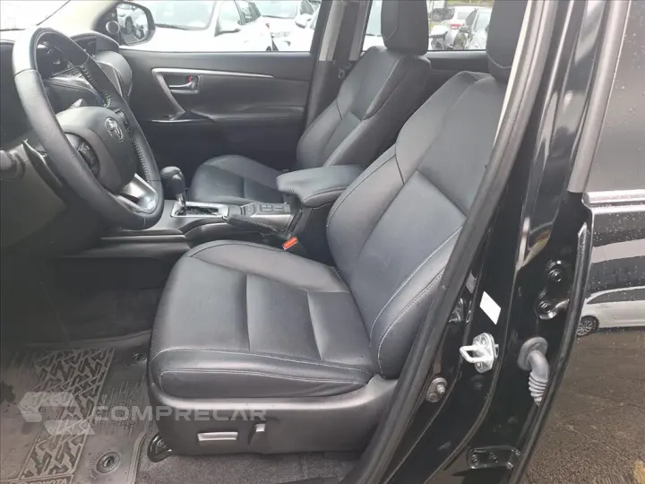 HILUX SW4 2.8 D-4D TURBO DIESEL SRX 7L 4X4 AUTOMÁ