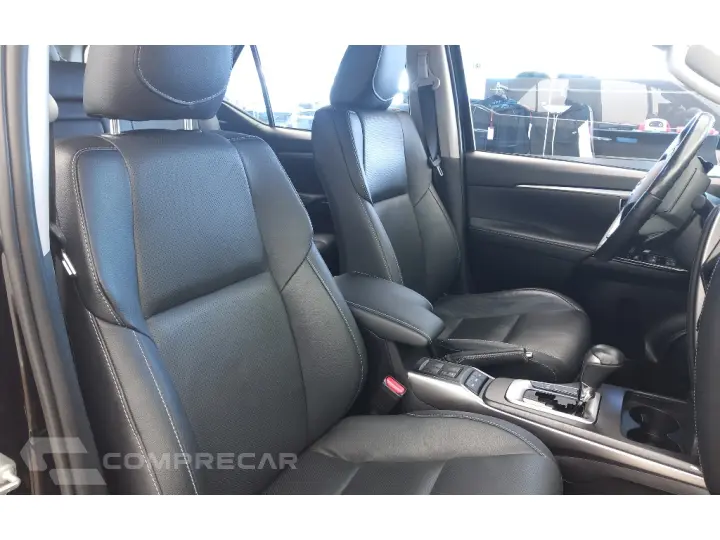 HILUX SW4 2.8 D-4D TURBO DIESEL SRX 7L 4X4 AUTOMÁTICO