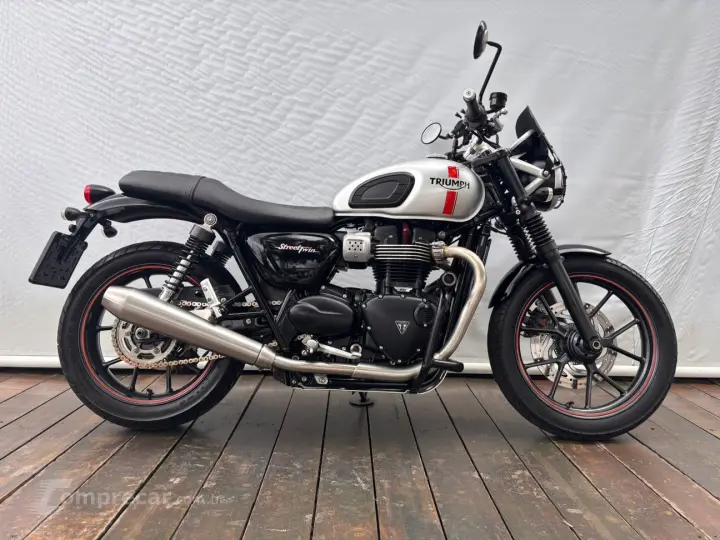TRIUMPH STREET TWIN