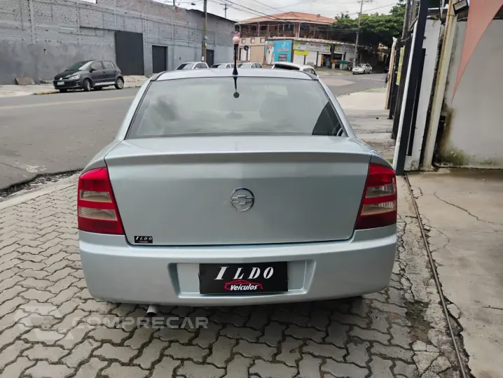 ASTRA 2.0 MPFI Advantage Sedan 8V