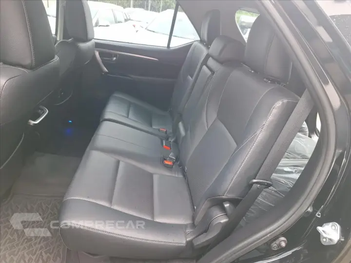HILUX SW4 2.8 D-4D TURBO DIESEL SRX 7L 4X4 AUTOMÁ