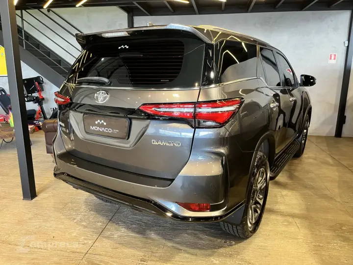 Hilux SW4 2.8 4P SRX 4X4 DIAMOND 7 LUGARES TURBO DIESEL AUTO