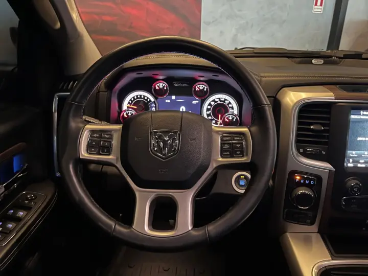 Classic 5.7 V8 32V 4P HEMI LARAMIE NIGHT EDITION AUTOMÁTICO