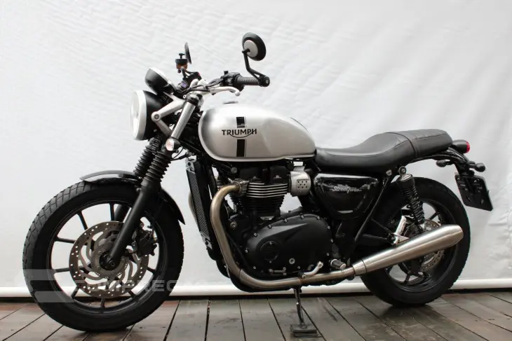 TRIUMPH STREET TWIN