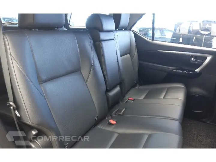 HILUX SW4 2.8 D-4D TURBO DIESEL SRX 7L 4X4 AUTOMÁTICO