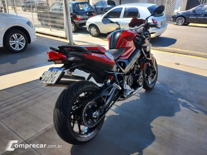 F 800