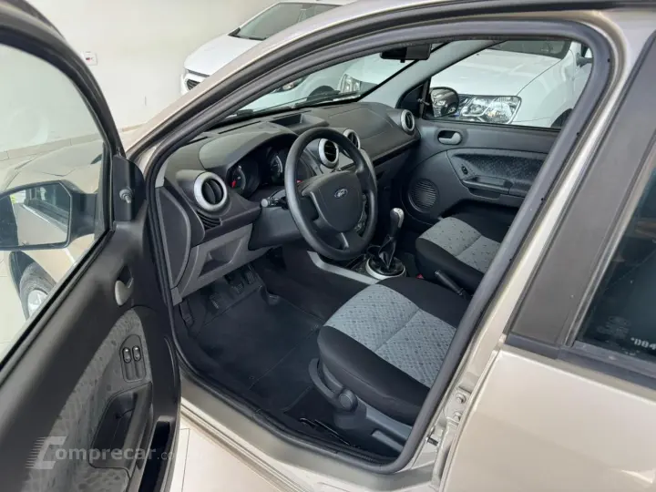 FIESTA 1.6 MPI Class Hatch 8V