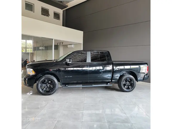 CLASSIC 5.7 V8 GASOLINA LARAMIE NIGHT EDITION CD 4X4 AUTOMÁT