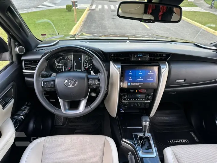 HILUX SW4 2.8 D-4D TURBO DIESEL DIAMOND 7L 4X4 AUTOMÁTICO