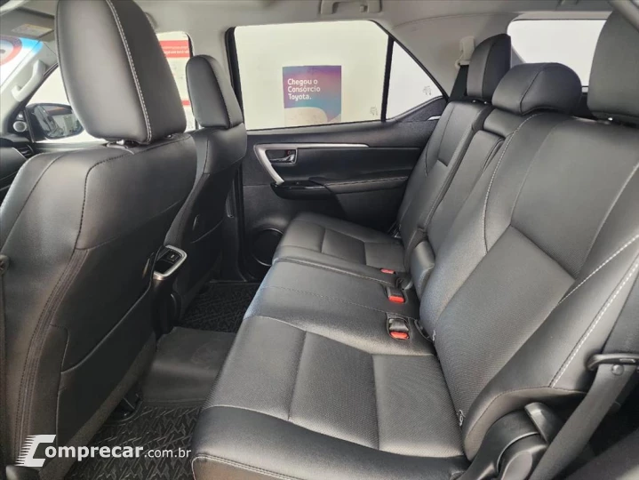 HILUX SW4 2.8 D-4D TURBO DIESEL SRX 7L 4X4 AUTOMÁ