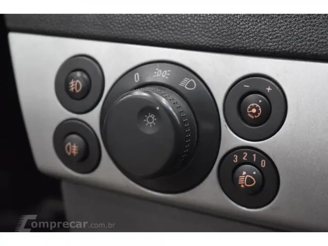 VECTRA SEDAN - 2.0 MPFI ELEGANCE 8V 4P MANUAL