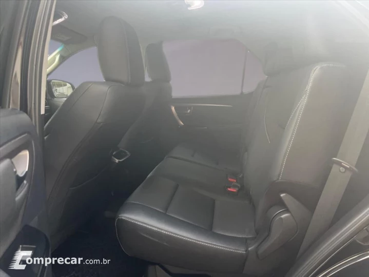 HILUX SW4 2.8 D-4D TURBO DIESEL SRX 7L 4X4 AUTOMÁ