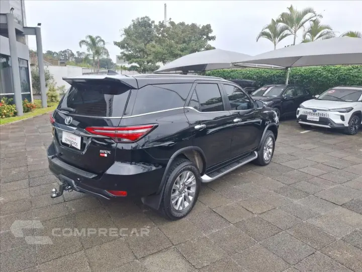 HILUX SW4 2.8 D-4D TURBO DIESEL SRX 7L 4X4 AUTOMÁ
