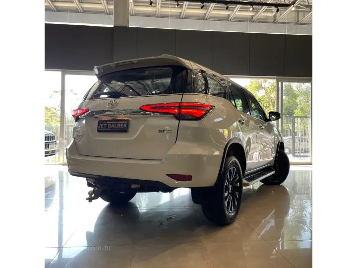 HILUX SW4 2.8 D-4D TURBO DIESEL SRX 7L 4X4 AUTOMÁTICO