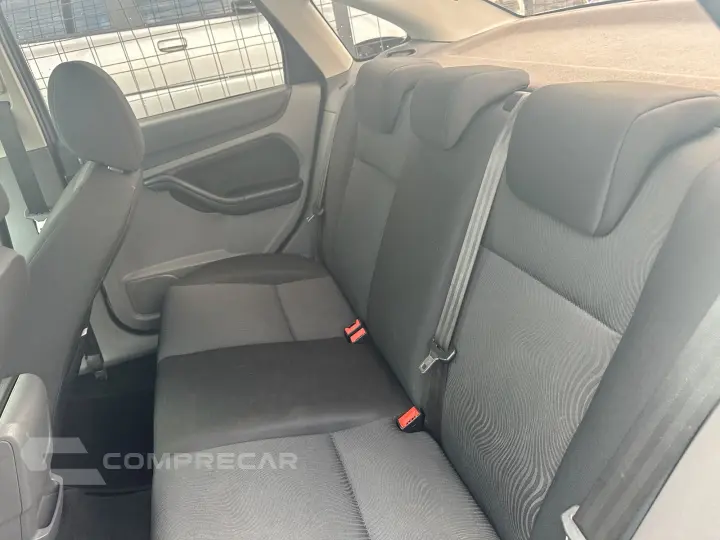 FOCUS SEDAN