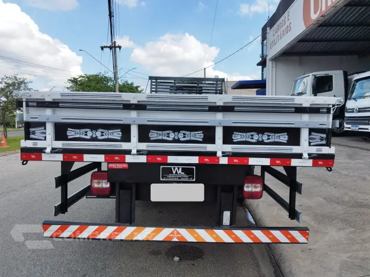 Delivery 11.180 Prime + Carroceria Madeira