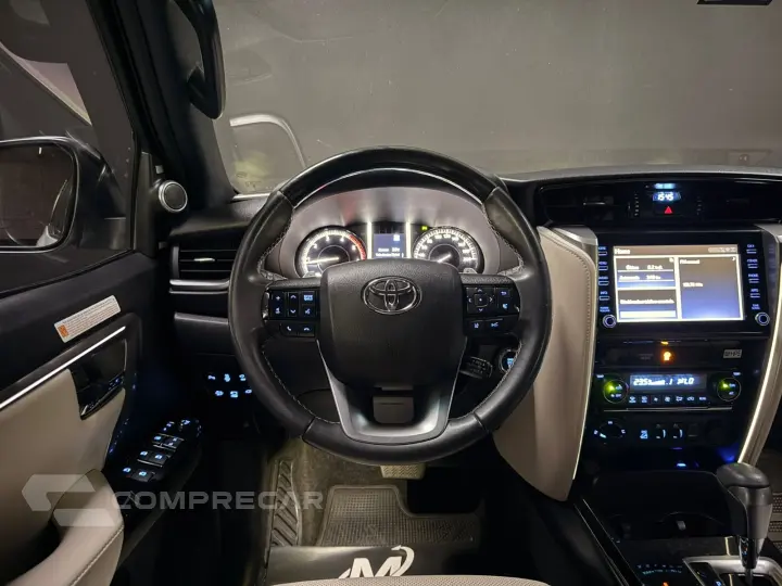 HILUX SW4 2.8 D-4D TURBO DIESEL DIAMOND 7L 4X4 AUTOMÁTICO