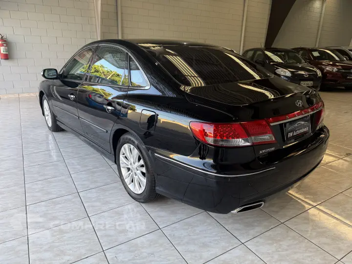 AZERA 3.3 MPFI GLS Sedan V6 24V