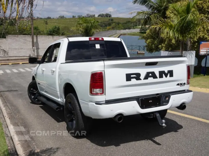 CLASSIC 5.7 V8 GASOLINA LARAMIE NIGHT EDITION CD 4X4 AUTOMÁT