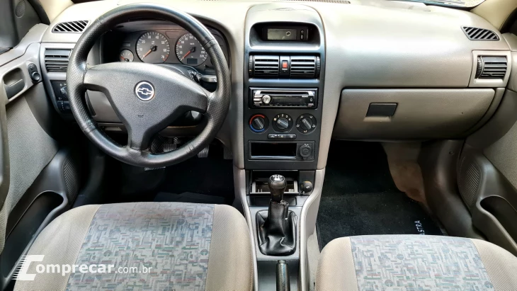 ASTRA 1.8 MPFI GL Sedan 8V