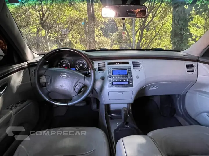 AZERA 3.3 MPFI GLS Sedan V6 24V