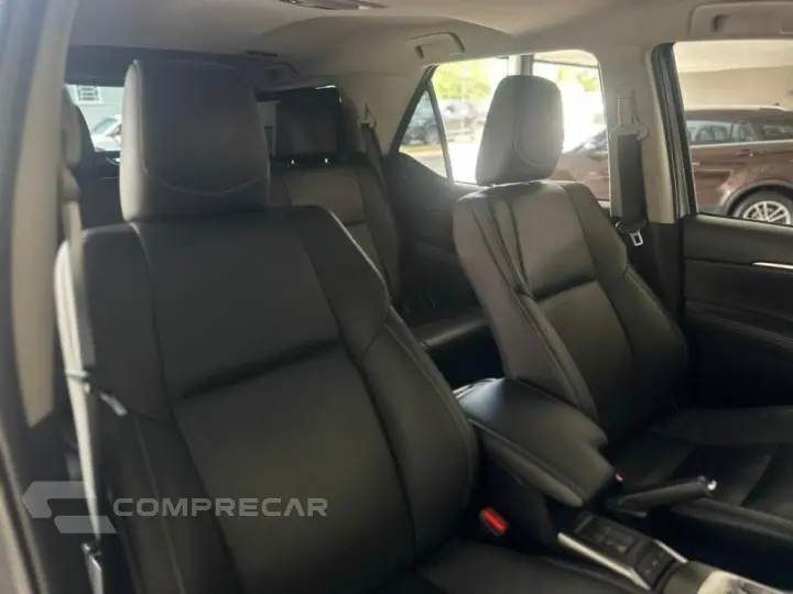 HILUX SW4 2.8 D-4D TURBO DIESEL SRX 7L 4X4 AUTOMÁTICO