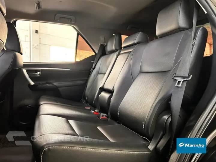 HILUX SW4 2.8 D-4D TURBO DIESEL SRX 7L 4X4 AUTOMÁ