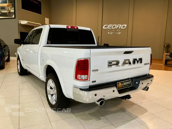 1500 5.7 V8 CLASSIC LARAMIE CABINE DUPLA 4X4 AUTOMÁTICO