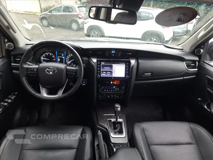 HILUX SW4 2.8 D-4D TURBO DIESEL SRX 7L 4X4 AUTOMÁ