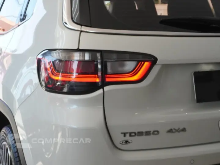 COMPASS 2.0 TD350 TURBO DIESEL LIMITED AT9