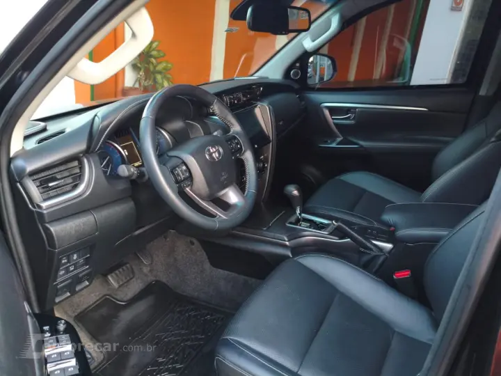 Hilux SW4 2.8 4P SRX 4X4 7 LUGARES TURBO DIESEL AUTOMÁTICO