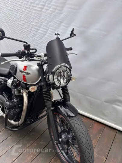 TRIUMPH STREET TWIN