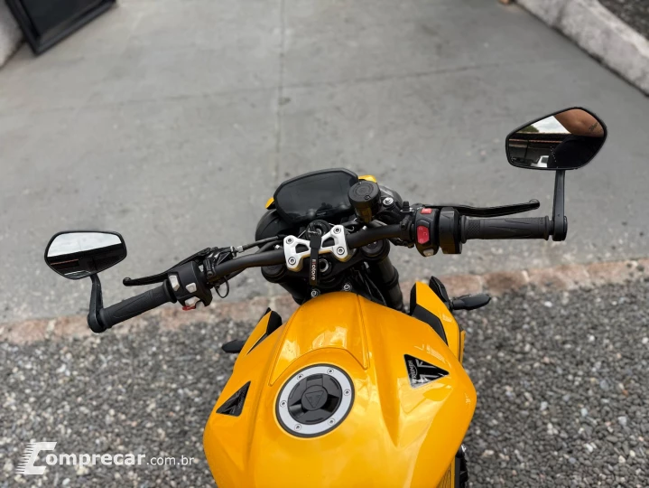 STREET TRIPLE RS