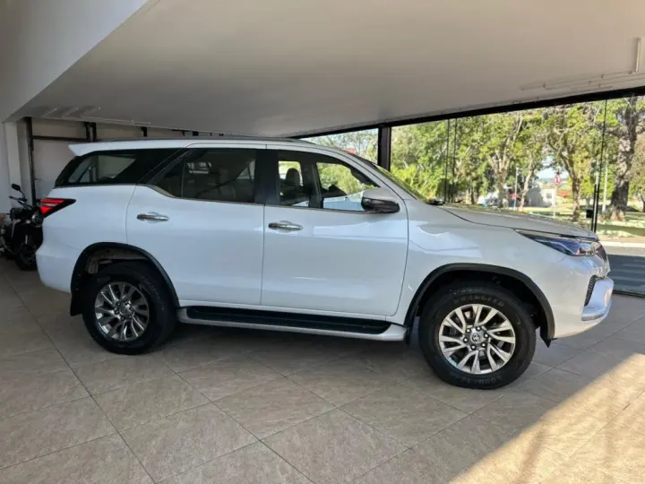 HILUX SW4 2.8 D-4D TURBO DIESEL SRX 7L 4X4 AUTOMÁTICO