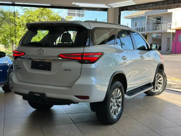 HILUX SW4 2.8 D-4D TURBO DIESEL SRX 7L 4X4 AUTOMÁTICO