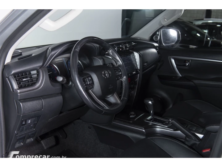 HILUX SW4 2.8 D-4D TURBO DIESEL SRX 7L 4X4 AUTOMÁTICO