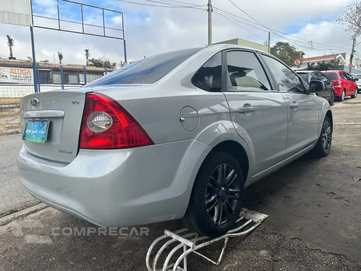 FOCUS SEDAN