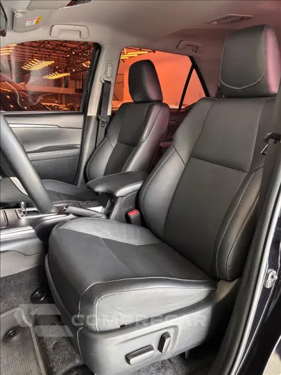 HILUX SW4 2.8 D-4D TURBO DIESEL SRX 7L 4X4 AUTOMÁ