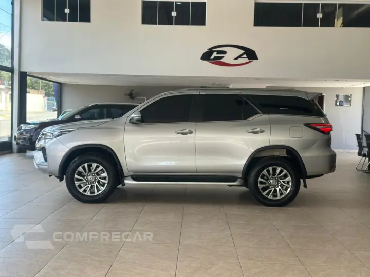 HILUX SW4 2.8 D-4D TURBO DIESEL SRX 7L 4X4 AUTOMÁTICO