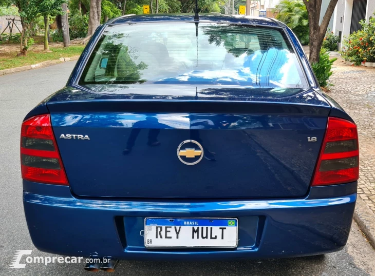 ASTRA 1.8 MPFI GL Sedan 8V