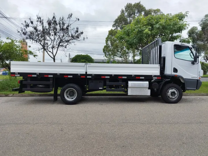 Accelo 1017 + Carroceria